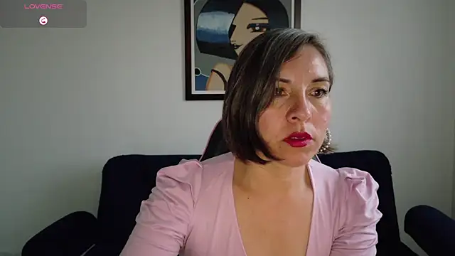 Lady breaks hearts online show from December 4, 10:32 pm