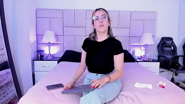 IsisLoveyes  online show from February 10, 10:02 pm