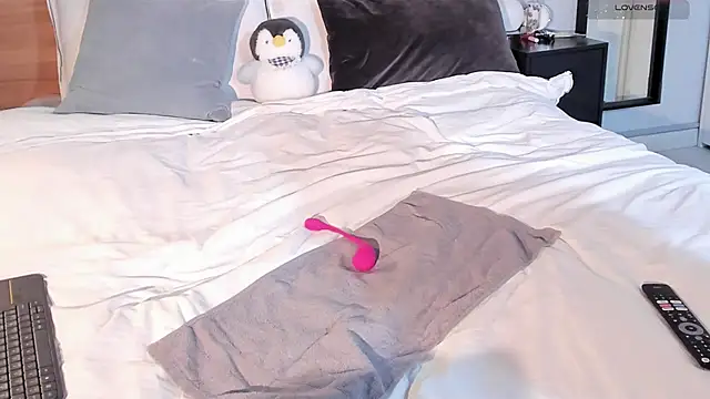  alaiasmile  online show from February 5, 9:51 pm