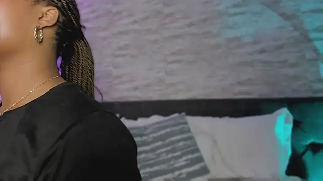 Anneth  M online show from April 4, 7:45 pm