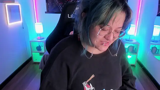 lucky-leah online show from March 25, 4:06 am