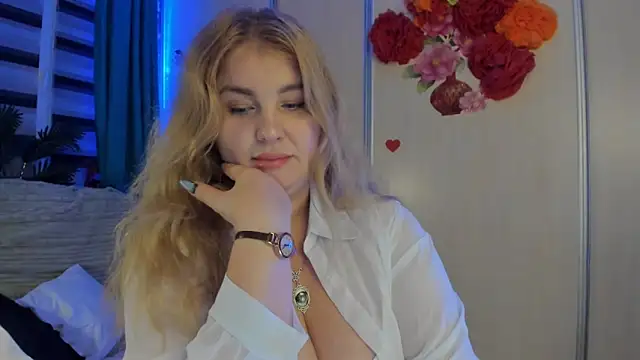 CoraSwon online show from October 18, 9:38 pm