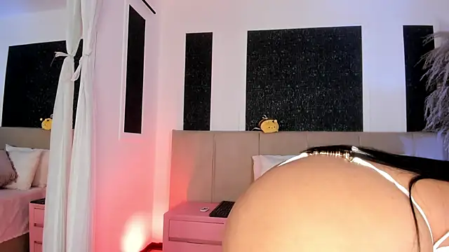 Alaia Manson online show from December 17, 8:02 pm