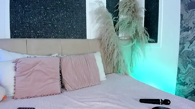 Alaia Manson online show from February 2, 7:46 pm