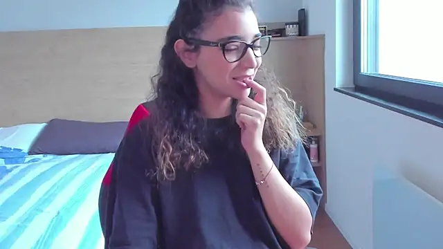 uniquerossie online show from October 13, 7:11 am