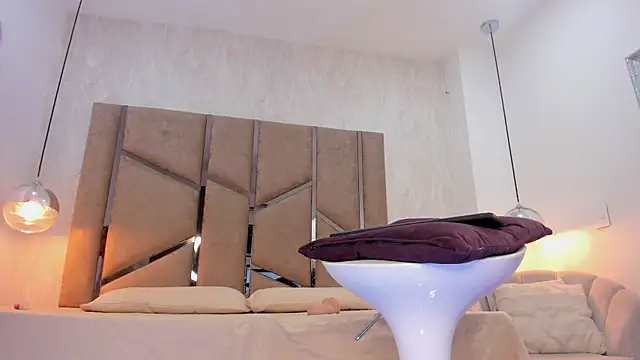 Martinaa Jones  online show from September 20, 7:45 pm