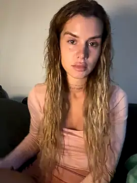 EmiliaCatalina online show from January 5, 11:30 pm