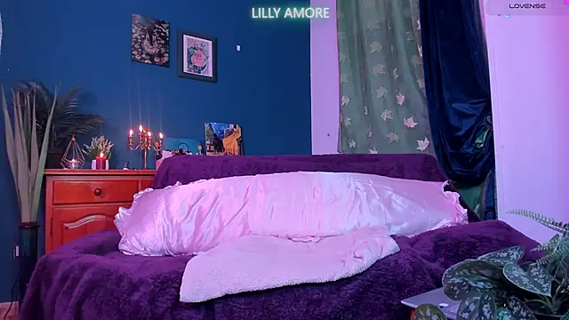 LillyAmore online show from December 1, 7:27 pm