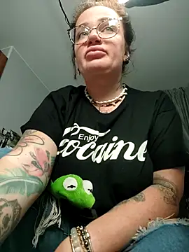 EllieOz online show from October 1, 6:24 pm