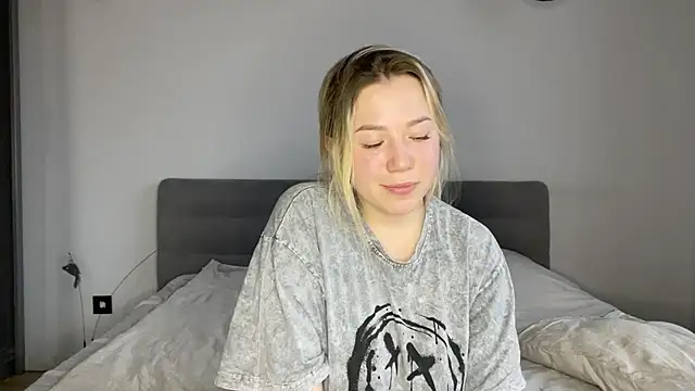 Embersweetbunny online show from December 20, 9:13 am