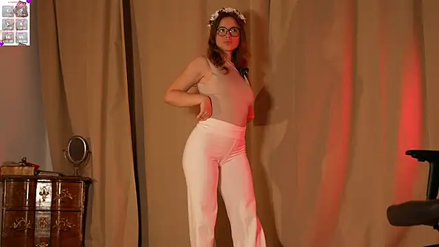 Snapshot of SweetyKitty18 chatting on October 20, 6:22 pm SweetyKitty18 online show from October 20, 6:22 pm