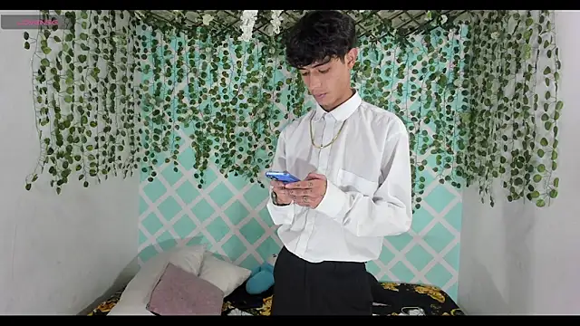 oliverhot2005 online show from January 14, 2:05 am