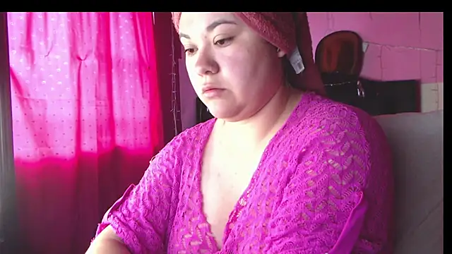 NikkiRous  online show from April 15, 1:33 pm