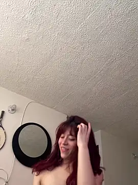 SuzzyyM online show from March 26, 9:05 pm