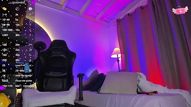 laura-hills18 online show from September 9, 1:33 pm