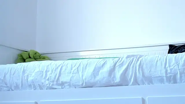 laura-hills18 online show from September 21, 9:57 pm