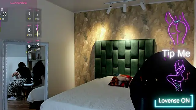 april dumont online show from December 3, 1:24 pm