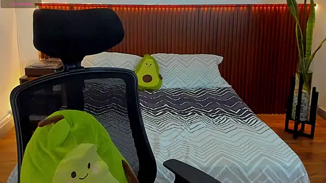 KatherineBond online show from November 6, 8:15 pm