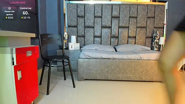 Matureyulyet online show from October 4, 9:30 pm