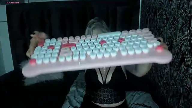 ScarletHoot  online show from October 11, 1:47 pm