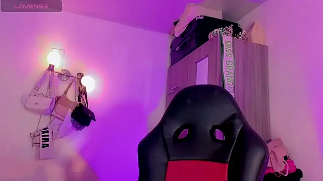 naomy  xx online show from June 6, 7:03 am
