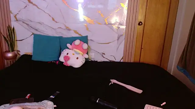 kittycatw online show from April 2, 4:37 pm