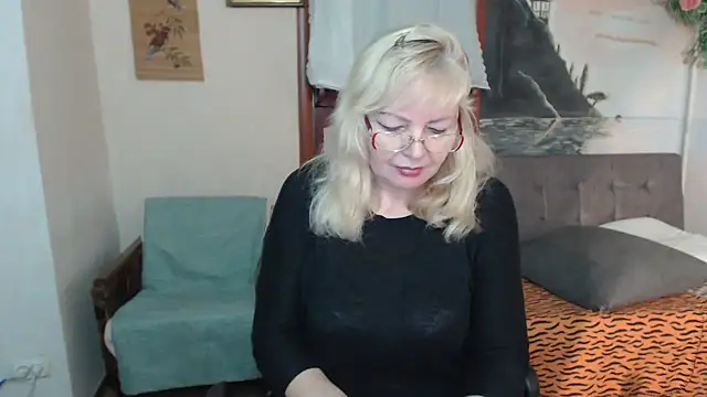 EvelynLoveShy online show from November 12, 9:24 pm