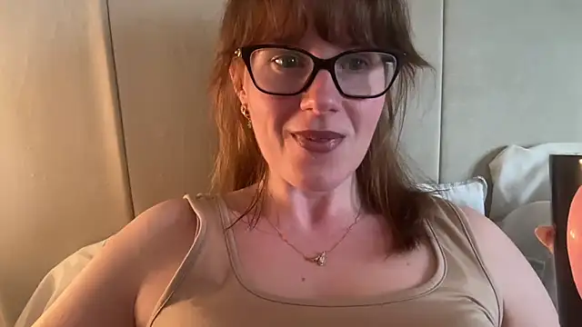 redheadrosie69 online show from April 15, 3:01 pm