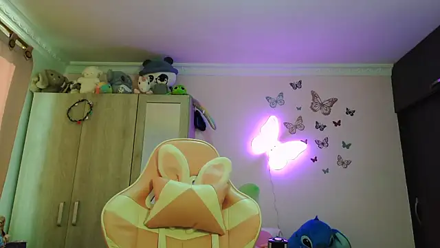 caroline jonson online show from April 18, 2:08 pm