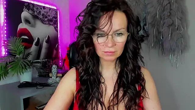 HelenLuxx online show from April 17, 1:35 pm