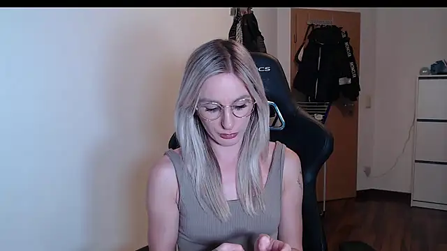 Liana Lou online show from December 3, 5:48 pm