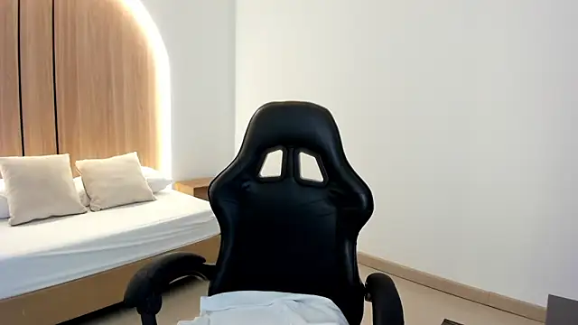 zoe danae  online show from April 1, 12:17 pm