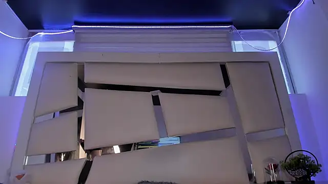 chrystal js online show from February 4, 1:36 pm