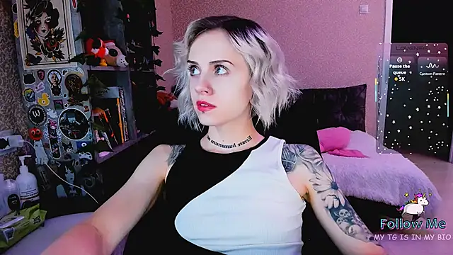 NaniMoore online show from December 18, 8:35 pm