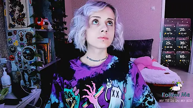 NaniMoore online show from December 3, 8:00 pm