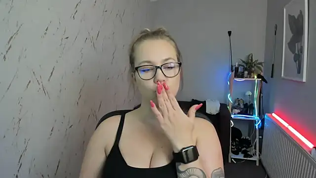 holly xglam online show from September 10, 5:24 pm