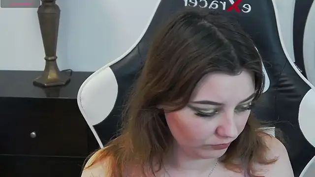 pretty little thing online show from April 28, 6:45 pm