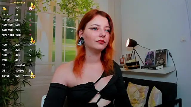 pretty little thing online show from September 24, 11:09 am