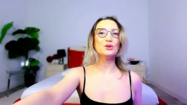 CharmingAnnie online show from March 22, 6:25 pm