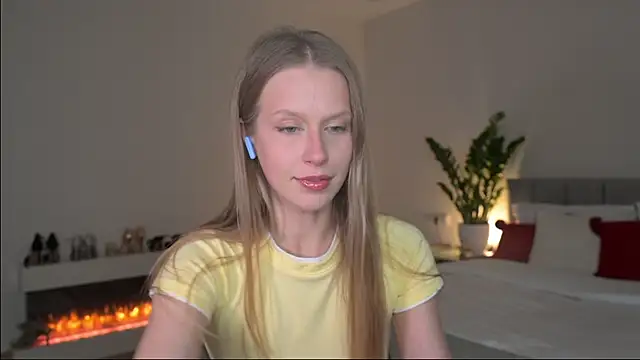 ella twinkl online show from April 25, 9:01 pm