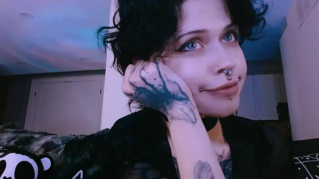 NaughtyLittleFox online show from April 10, 7:47 am