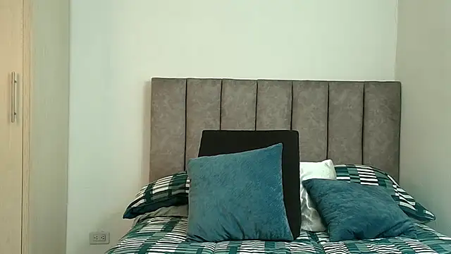 karina lewis  online show from February 20, 5:28 am