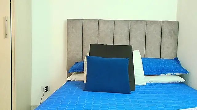 karina lewis  online show from September 29, 4:06 am