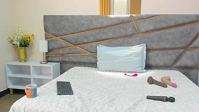 Julia Gomes online show from November 1, 7:29 pm