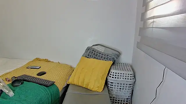 NaughtyKelly28 online show from March 27, 9:10 am