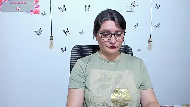 Amie Adams82  online show from April 25, 2:47 pm