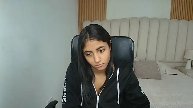 shaneelle online show from April 13, 3:08 am