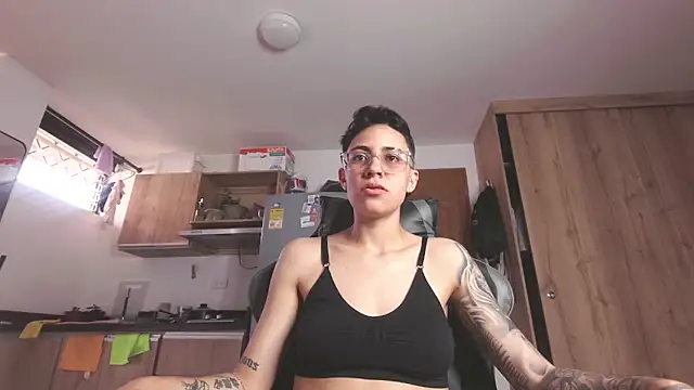 Cutie Shy  online show from May 28, 1:09 pm