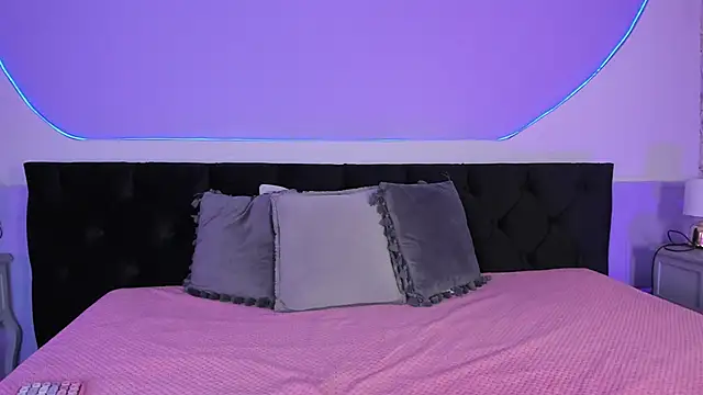 Julieta Cortes   online show from September 23, 12:03 pm