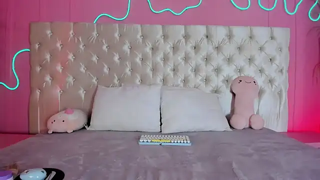 Julieta Cortes   online show from February 3, 12:10 pm